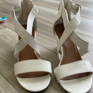 Daisy Fuentes Cream Women's Sandals